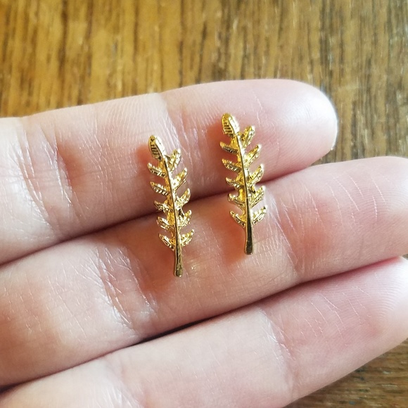 NWOT Gold Feather / Firn Studs - Picture 2 of 7
